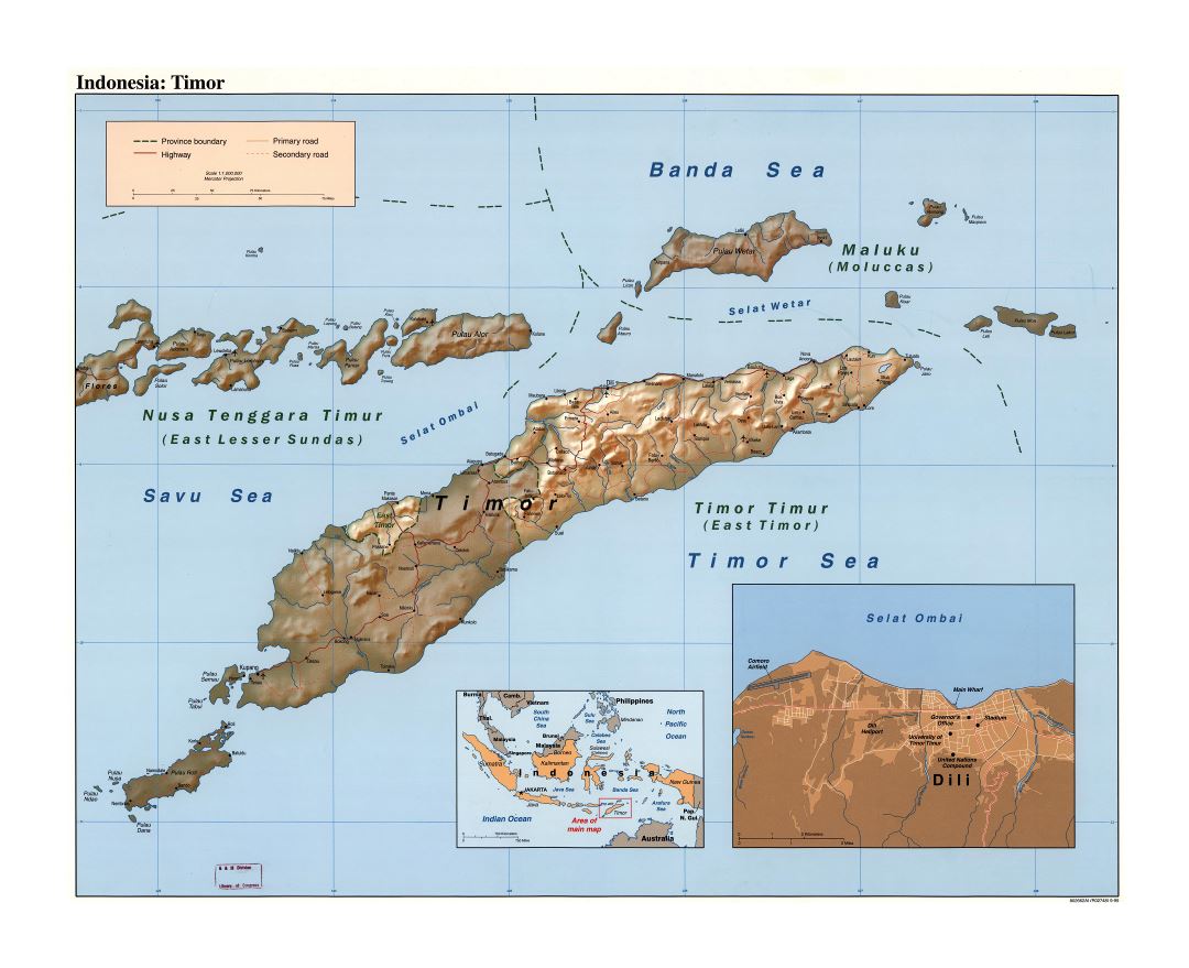 A gran escala mapa político de Indonesia Timor con socorro, carreteras y principales ciudades - 1999