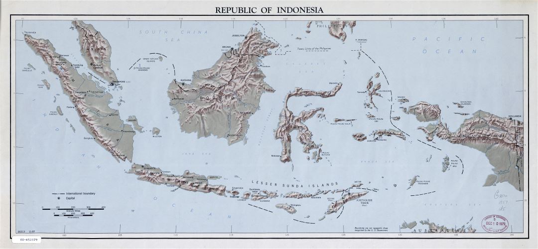 Grande detallado mapa de la República de Indonesia con relieve - 1957