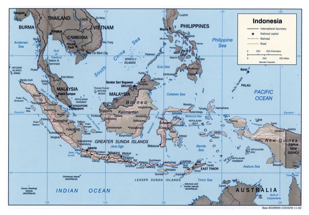 Grande detallado mapa político de Indonesia con socorro, carreteras, ferrocarriles y grandes ciudades - 2002