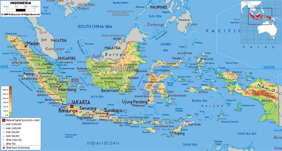 Grande mapa físico de Indonesia con carreteras, ciudades y aeropuertos