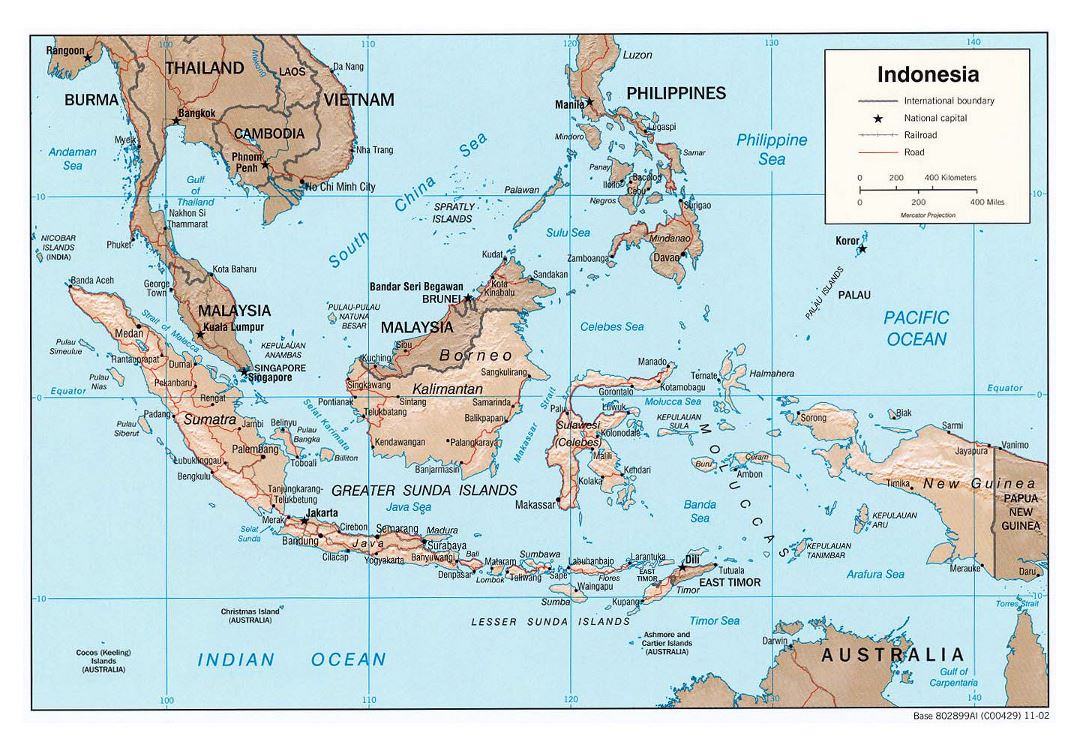 Grande mapa político de Indonesia con relieve, carreteras y principales ciudades - 2002