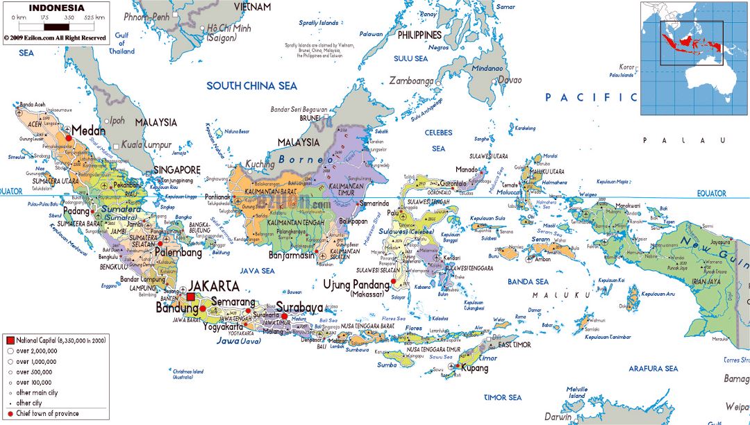 Grande mapa político y administrativo de Indonesia con carreteras, ciudades y aeropuertos