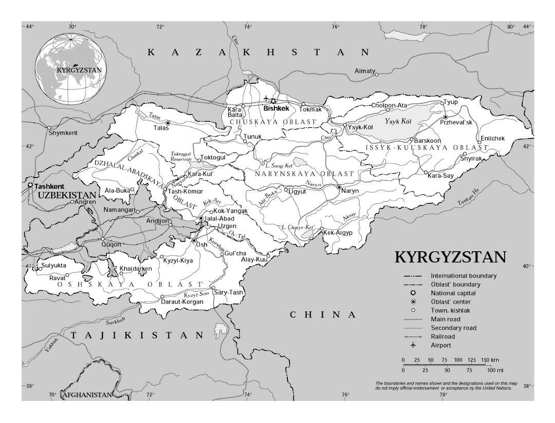 Detallado mapa político y administrativo de Kirguistán con carreteras, ferrocarriles, ciudades y aeropuertos