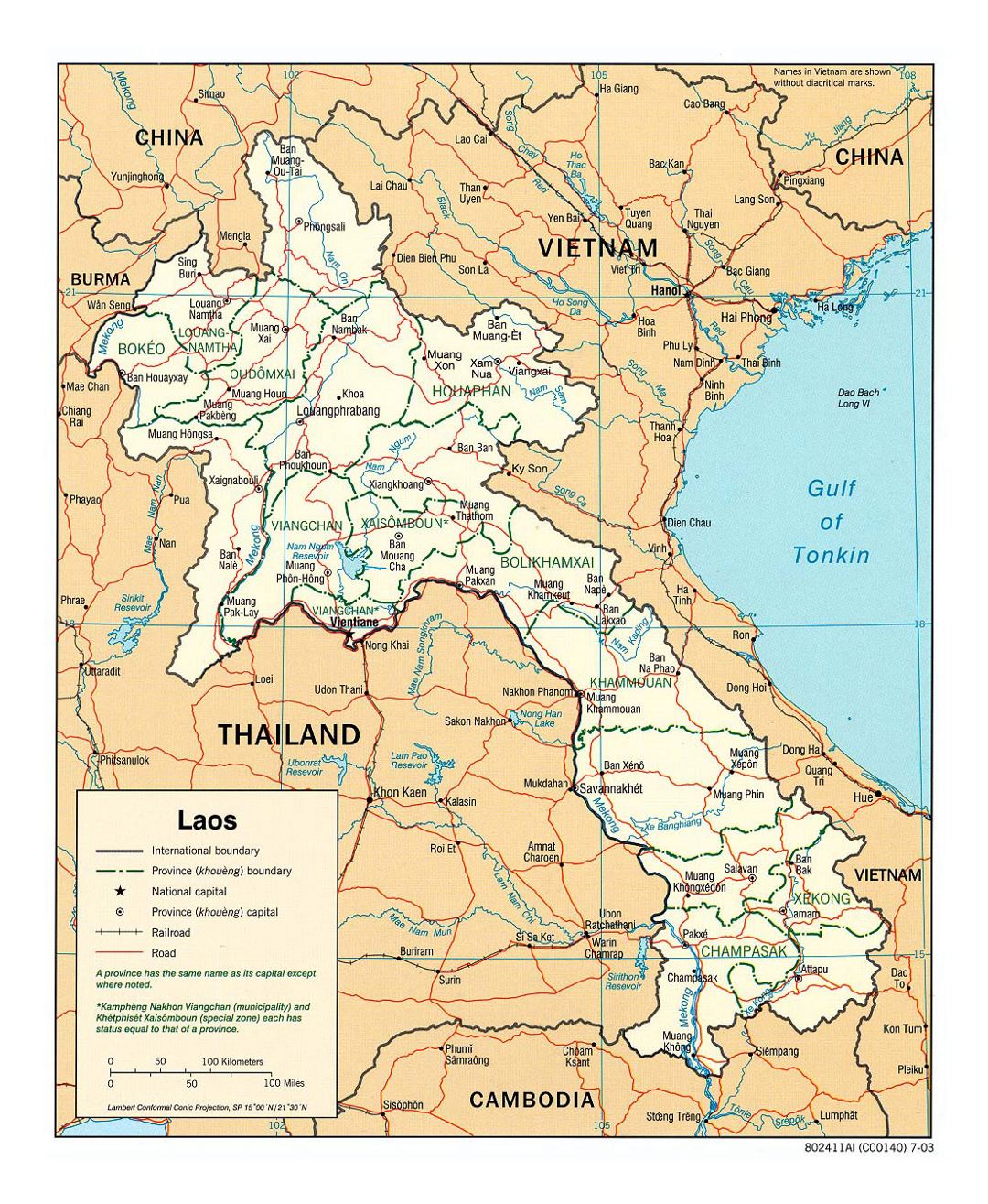 Detallado mapa político y administrativo de Laos con carreteras, ferrocarriles y principales ciudades - 2003