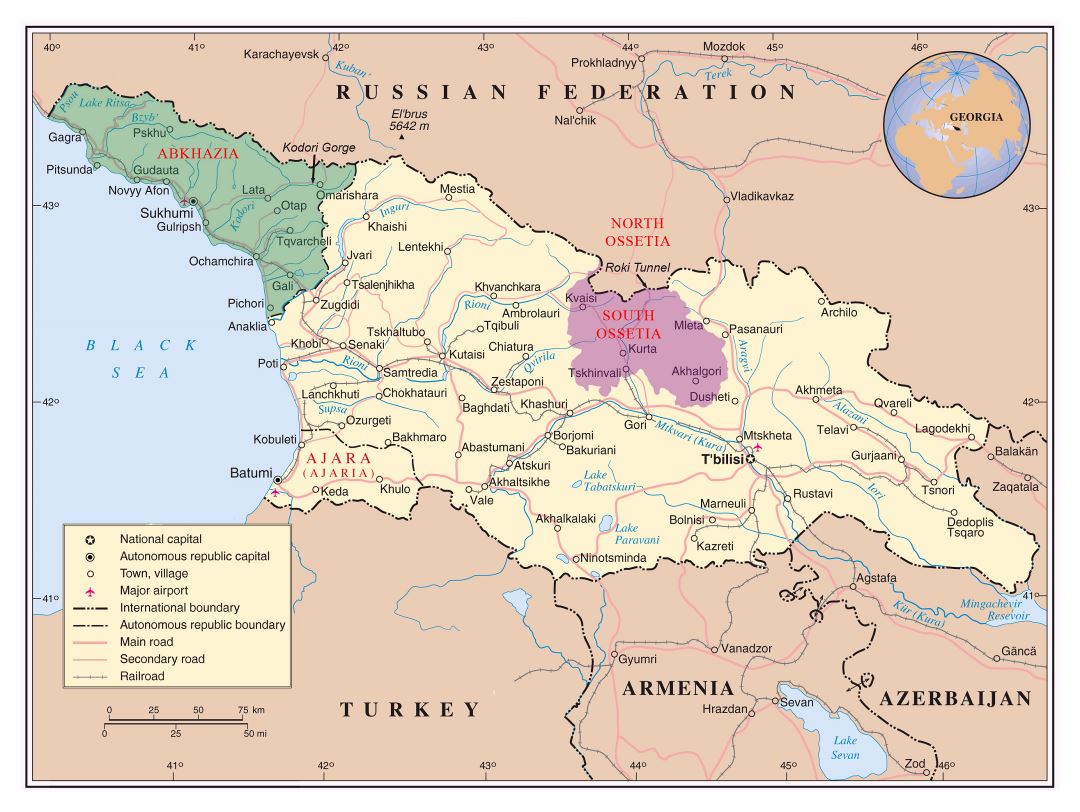 Grande detallado mapa político de Georgia con Abjasia y Osetia del Sur con carreteras, ferrocarriles, ciudades y aeropuertos