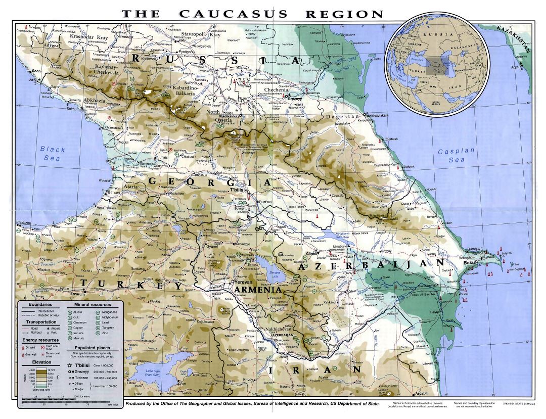 Grande detallado mapa político y físico de la región del Cáucaso con otras marcas