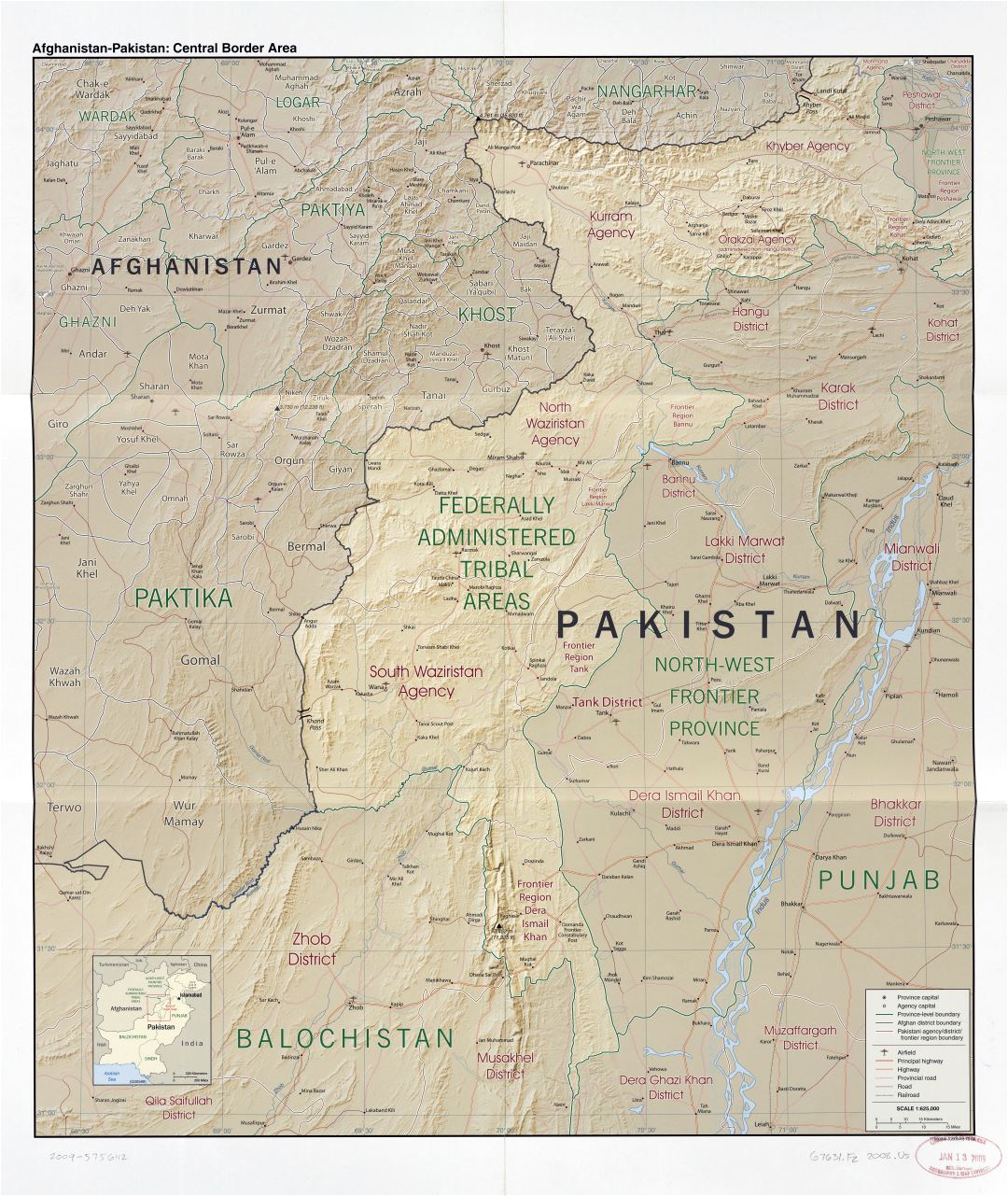 A gran escala detallado mapa del área fronteriza central de Afganistán - Pakistán con relieve, administrativas divisiones, carreteras, ferrocarriles, aeródromos y ciudades - 2008