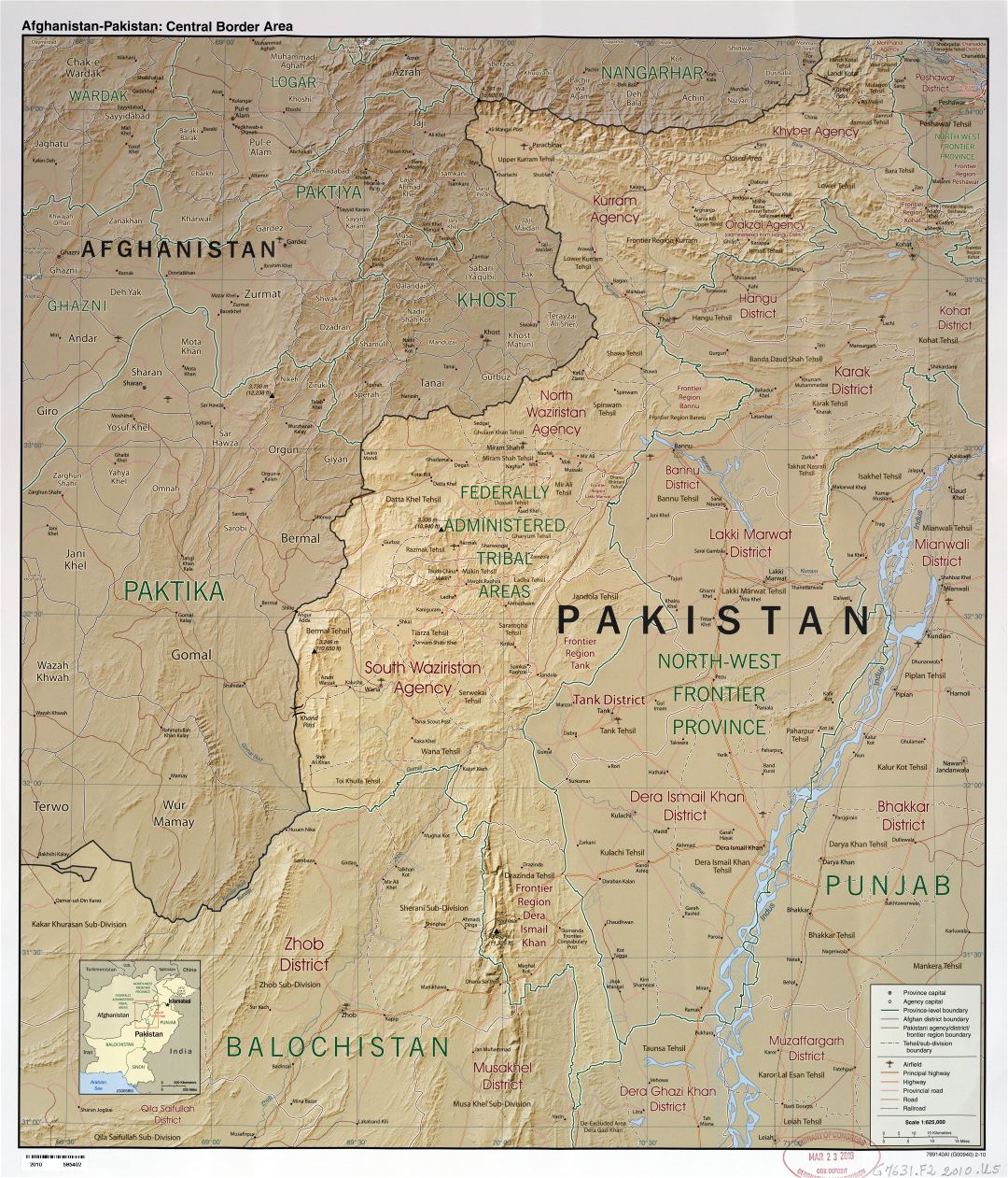 A gran escala detallado mapa del área fronteriza central de Afganistán - Pakistán con relieve, administrativas divisiones, carreteras, ferrocarriles, aeródromos y ciudades - 2010