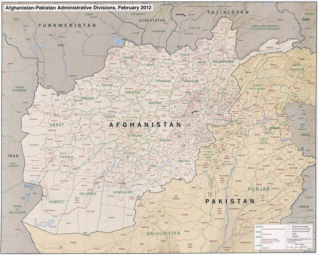 A gran escala mapa de administrativas divisiones de Afganistán y Pakistán con relieve, carreteras, ferrocarriles y principales ciudades - 2012