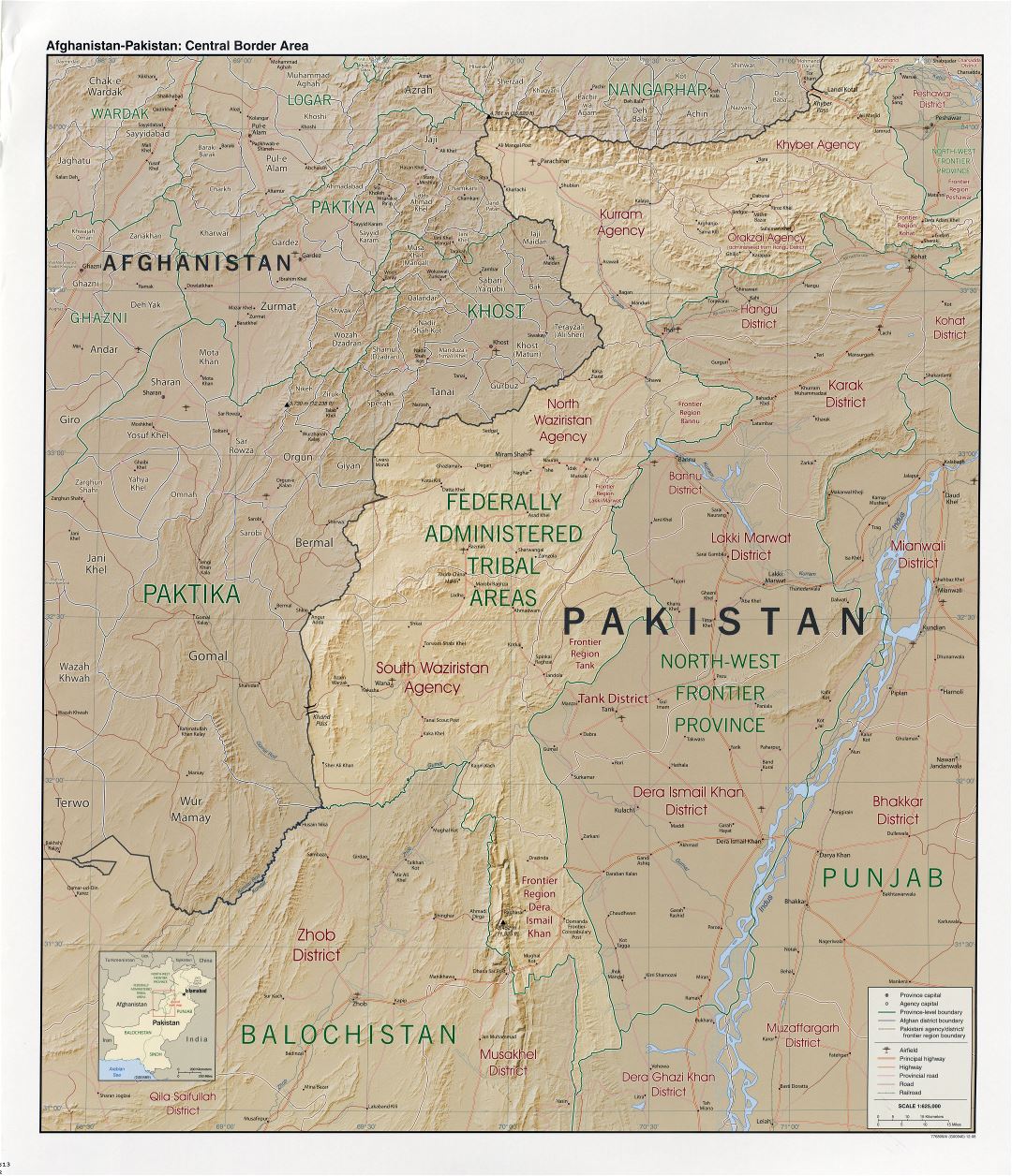 Grande detallado mapa de la zona fronteriza central entre Afganistán y Pakistán con relieve y otras marcas - 2008