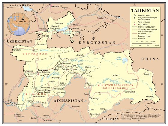 Grande detallado mapa político y administrativo de Tayikistán con carreteras, ferrocarriles, ciudades y aeropuertos