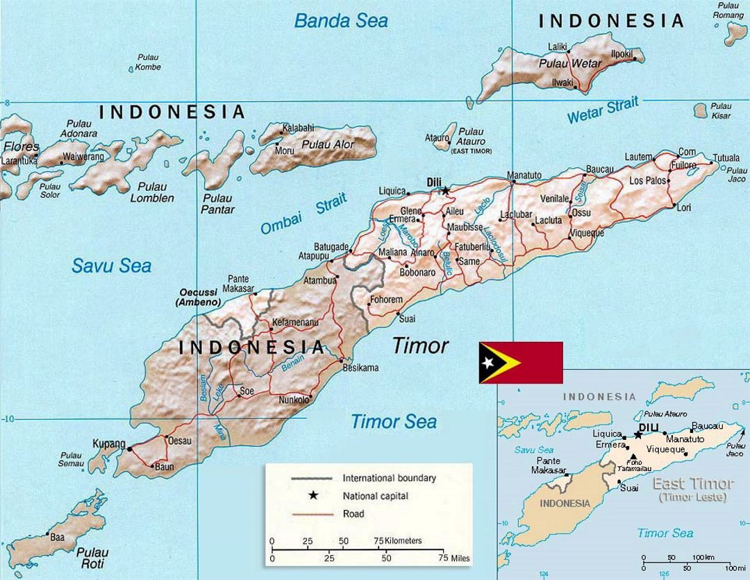 Detallado mapa político de Timor Oriental con relieve, carreteras, principales ciudades y bandera