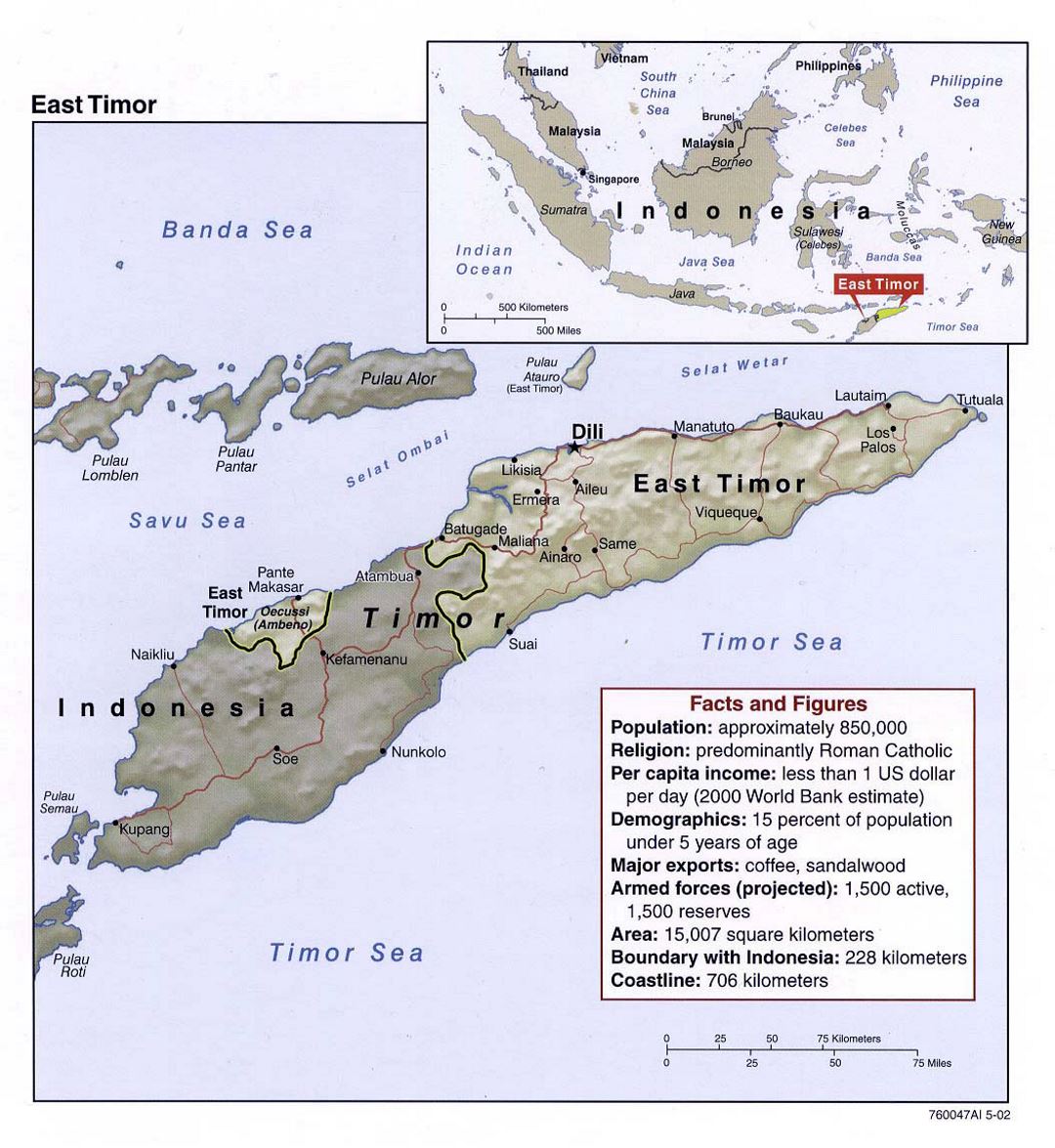 Detallado mapa político de Timor Oriental con socorro, carreteras y principales ciudades - 2002