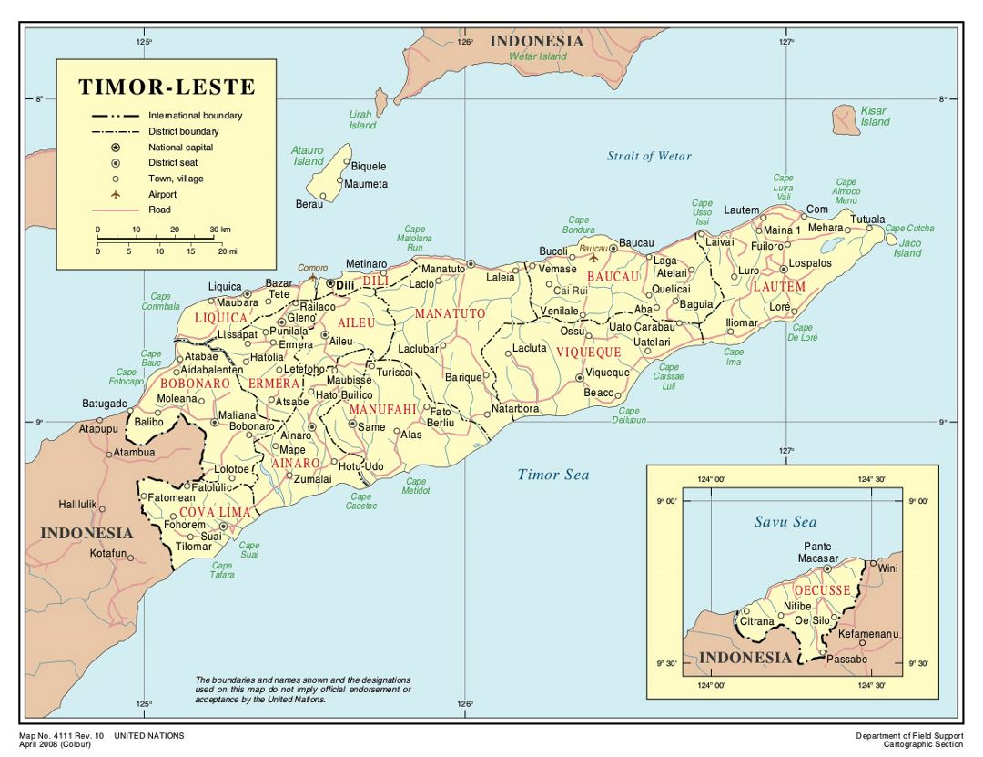 Detallado mapa político y administrativo de Timor Oriental con carreteras, ciudades y aeropuertos