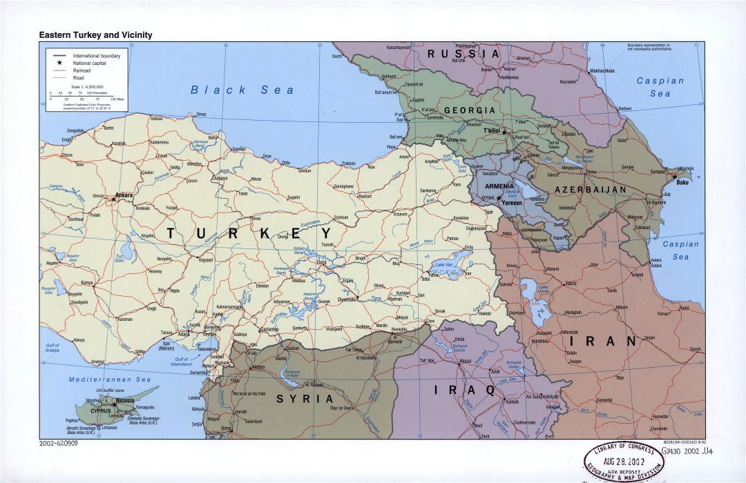 Grande detallado mapa político de Turquía oriental y sus alrededores con carreteras, ferrocarriles y ciudades - 2002