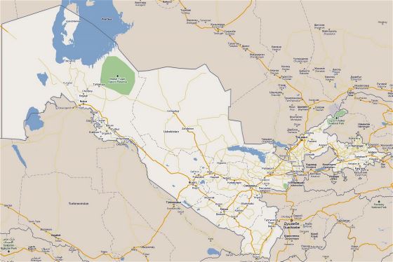 Grande mapa de carreteras de Uzbekistán con parques nacionales y ciudades