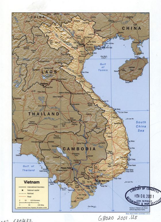 Grande detallado mapa político de Vietnam con relieve, carreteras, ferrocarriles y principales ciudades - 2001