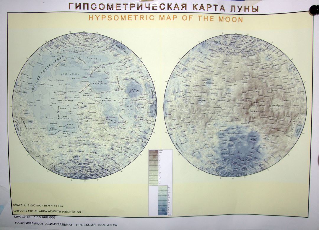 Mapa grande hipsométricos detallada de la Luna