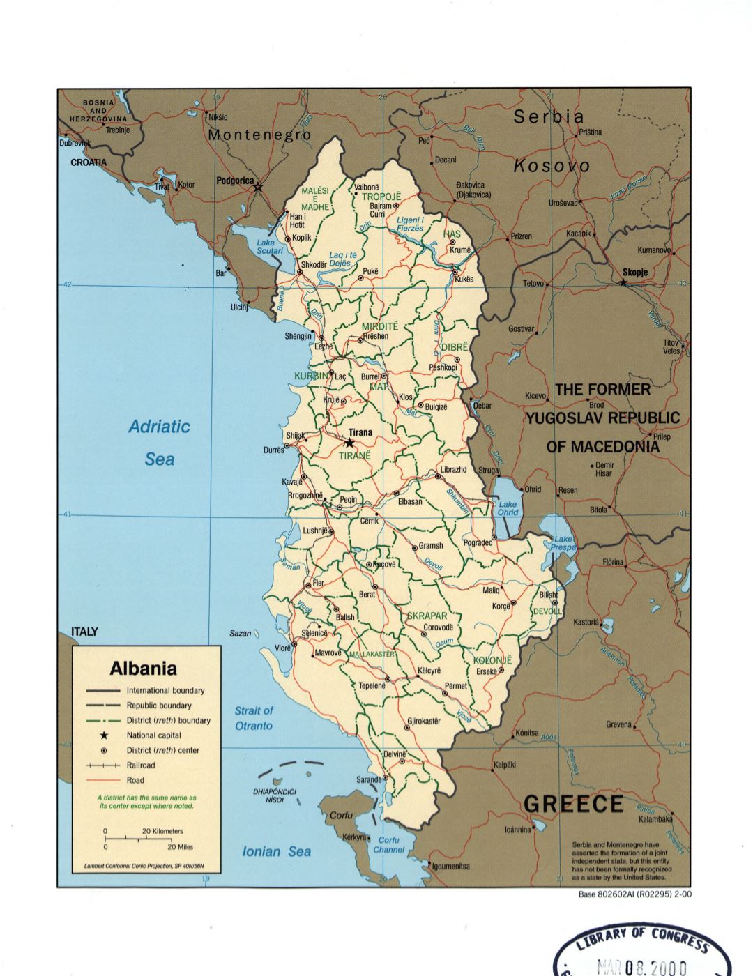 Gran detalle mapa político y administrativo de Albania con marcas de ciudades grandes, carreteras y ferrocarriles - 2000