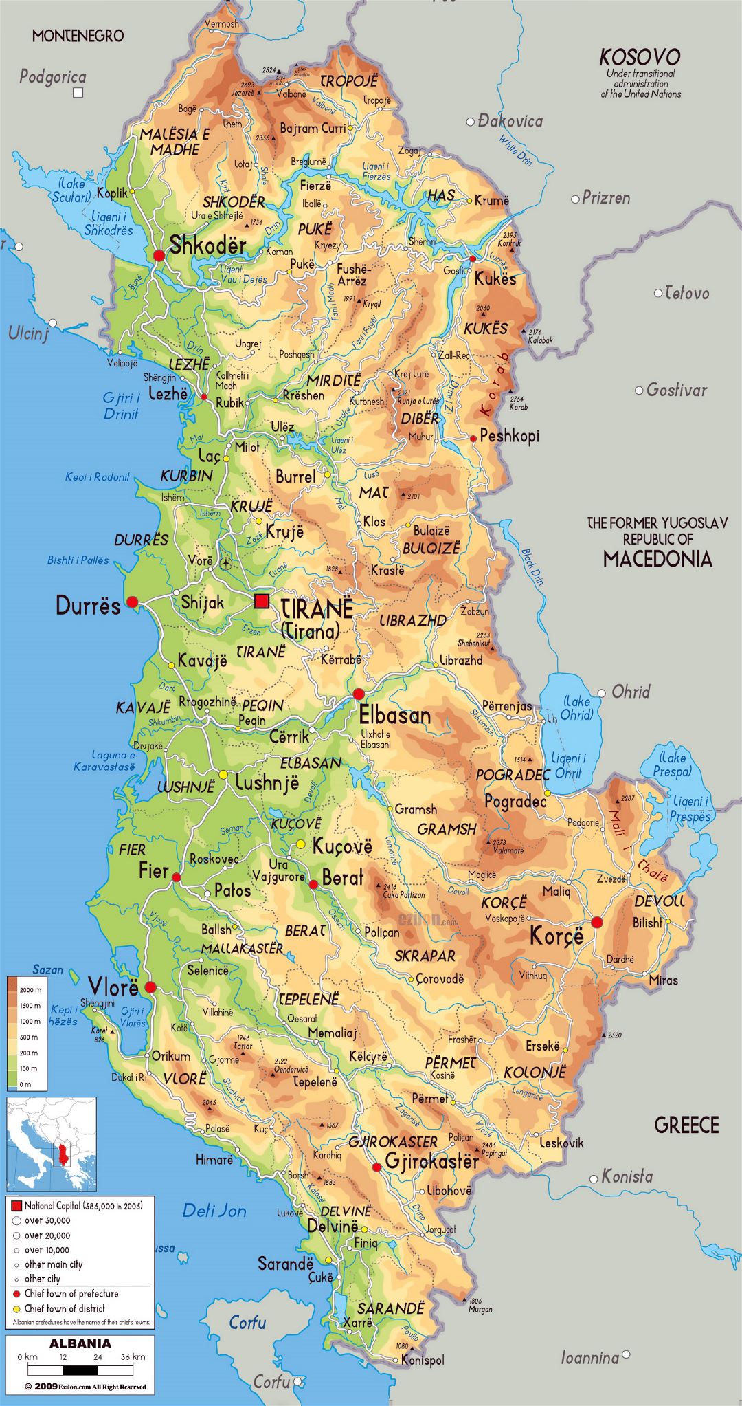 Mapa físico grande de Albania con carreteras, ciudades y aeropuertos