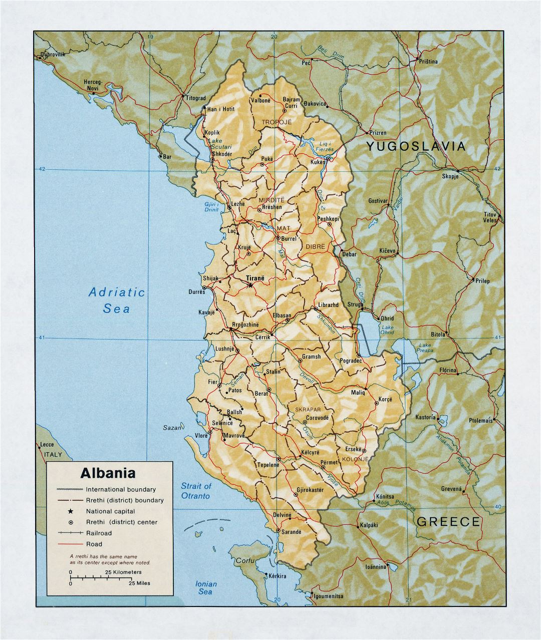 Mapa político y administrativo detallada grande de Albania con alivio, las carreteras y las principales ciudades