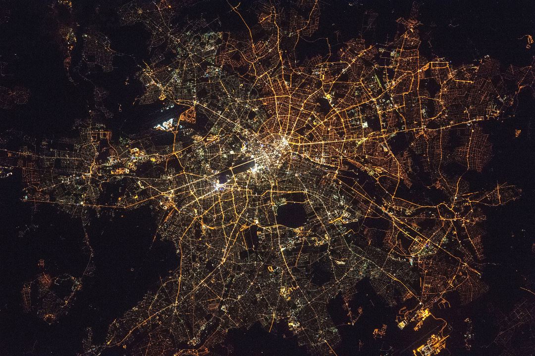 Ampliación de imagen por satélite detallada de Berlín en la noche