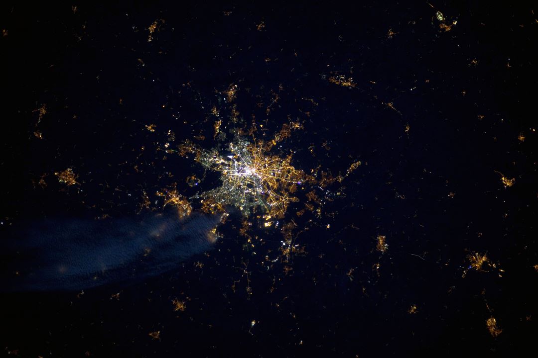 Ampliación de imagen por satélite detallada de Berlín y sus alrededores en la noche