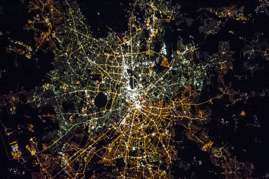 Mapa grande por satélite detallada de Berlín en la noche
