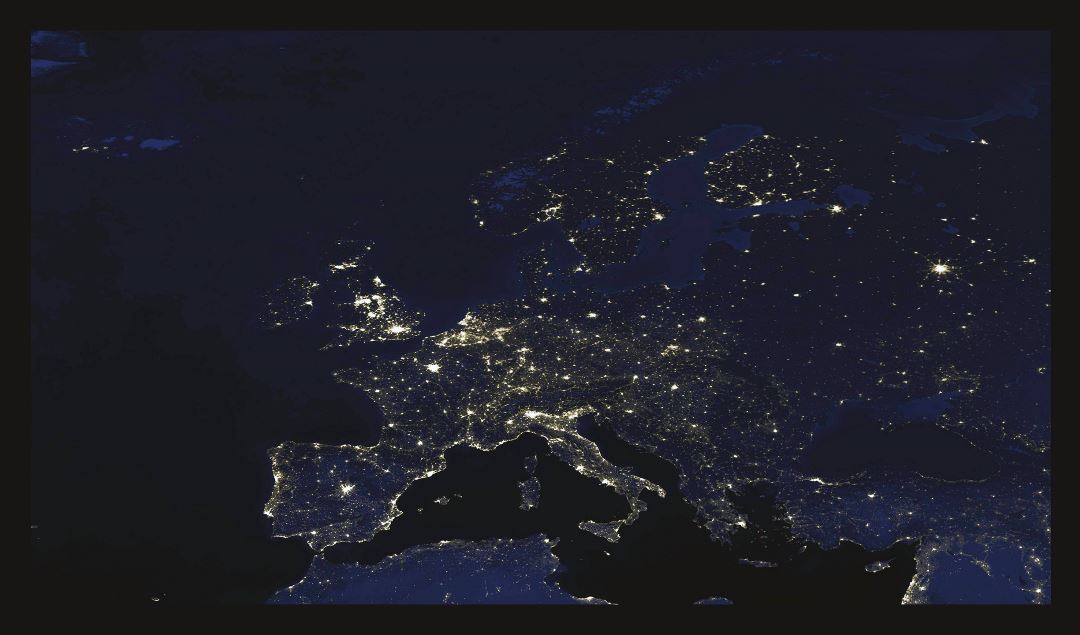 Ampliación de imagen por satélite detallada de Europa en la noche