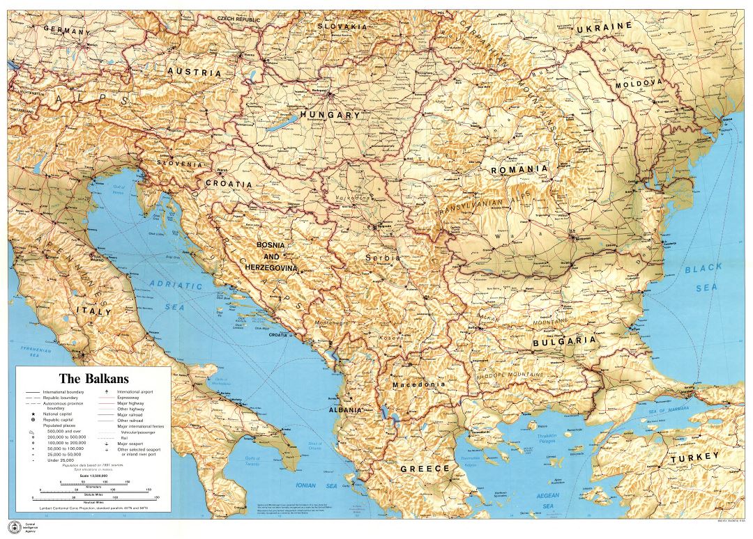 A gran escala mapa político de los Balcanes con alivio, marcas de ciudades, carreteras, ferrocarriles, puertos, aeropuertos, nombres de países y otras marcas - 1993