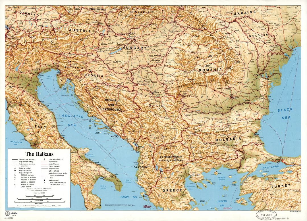 A gran escala mapa político de los Balcanes con alivio, marcas de ciudades, carreteras, ferrocarriles, puertos, aeropuertos, nombres de países y otras marcas - 1999