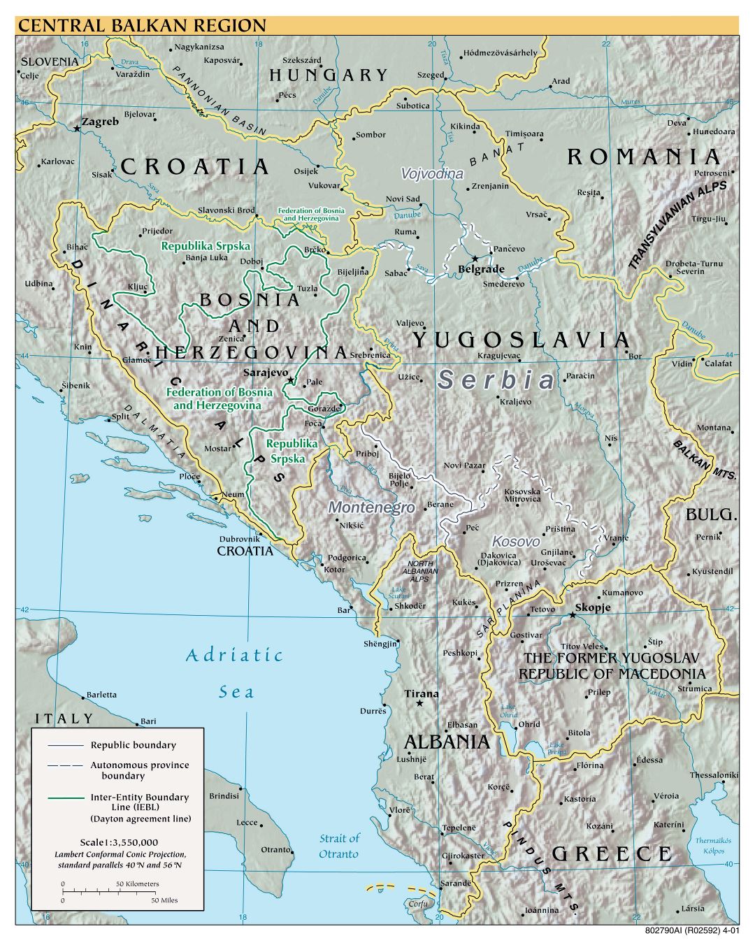 Mapa a gran escala política de la región central de los Balcanes con alivio - 2001