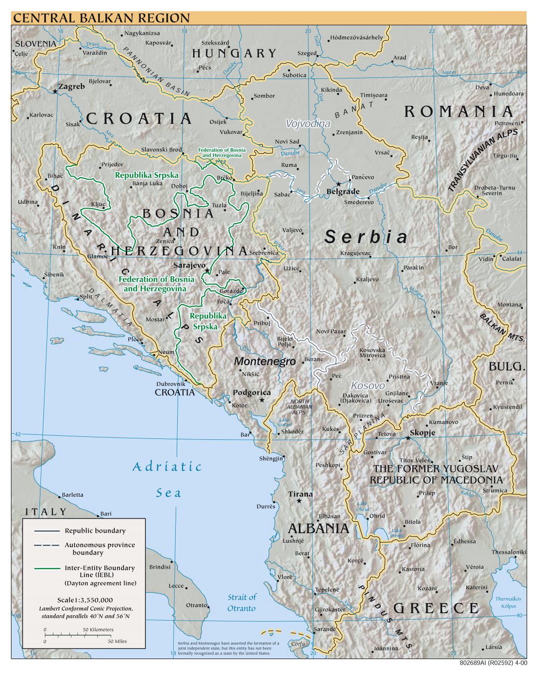 Mapa a gran escala política de la región central de los Balcanes con alivio y las principales ciudades - 2000