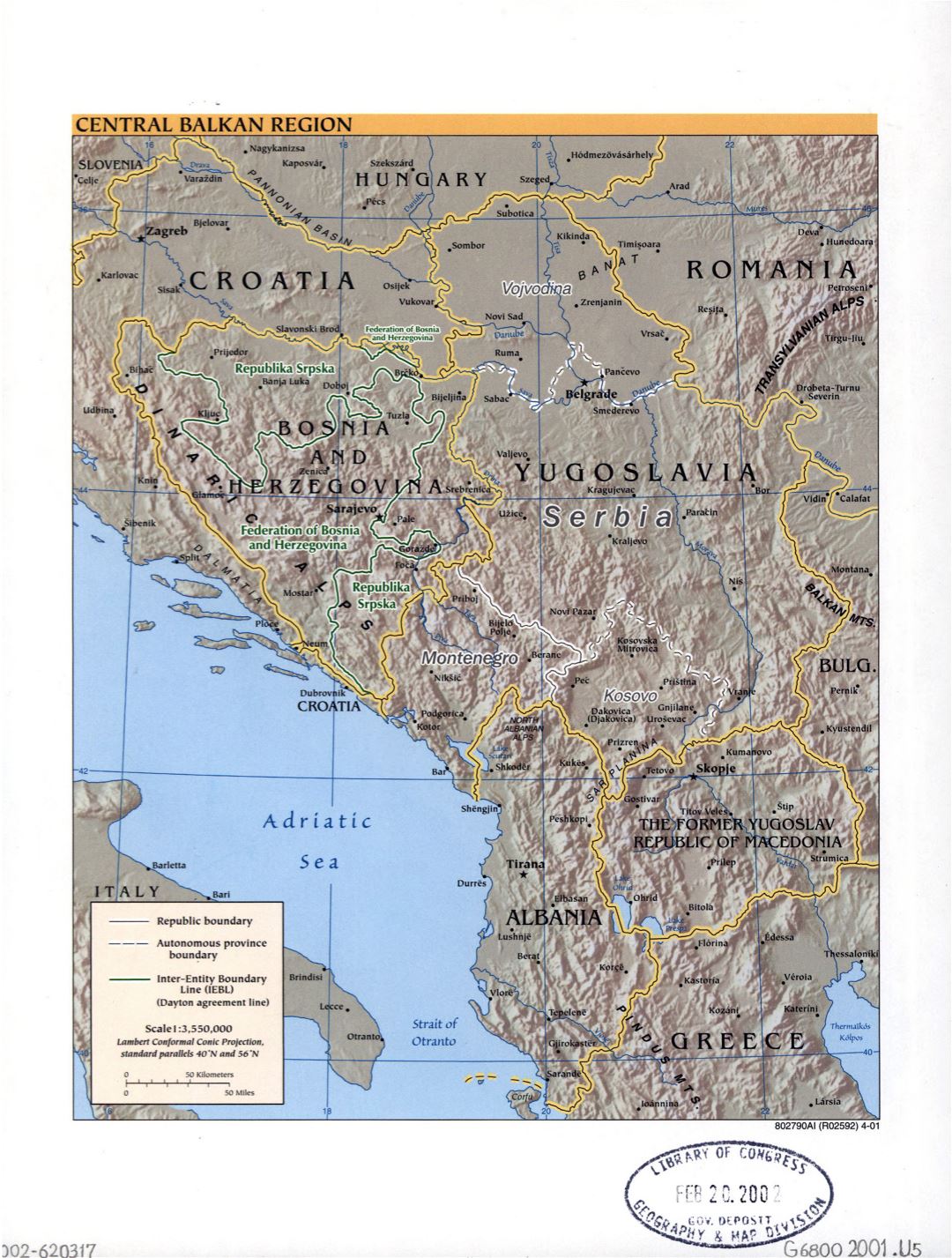 Mapa político grande de la Región Central de los Balcanes con alivio, marcas de capitales, grandes ciudades y nombres de los estados - 2001