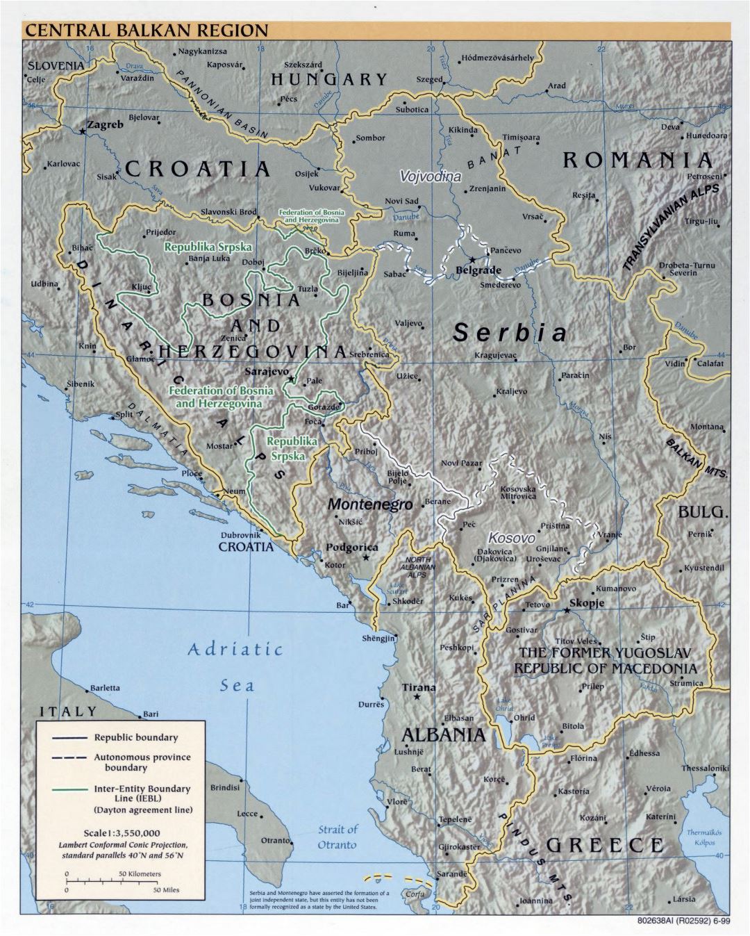 Mapa político grande de la Región Central de los Balcanes con alivio y las principales ciudades - 1999