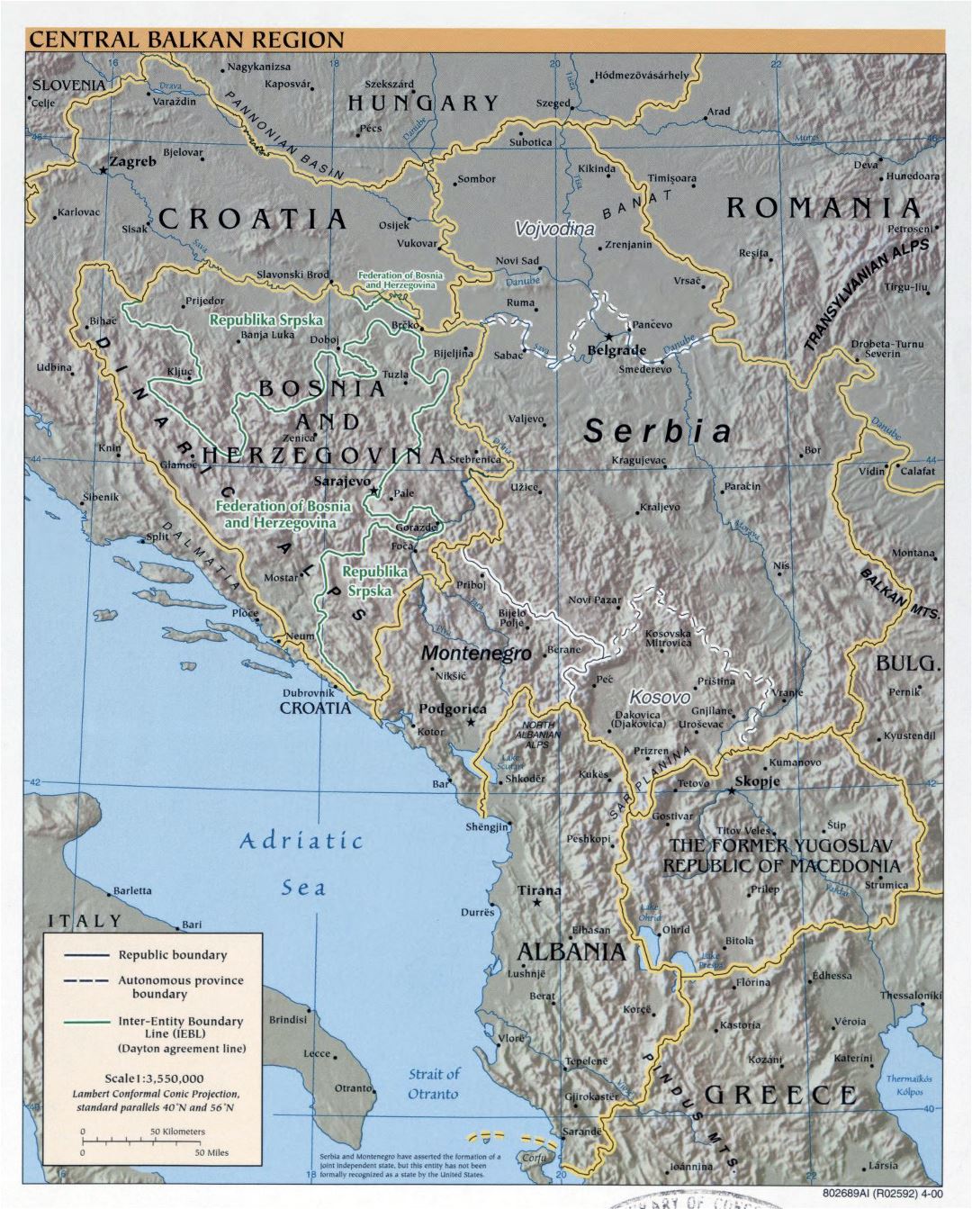 Mapa político grande de la Región Central de los Balcanes con alivio y las principales ciudades - 2000