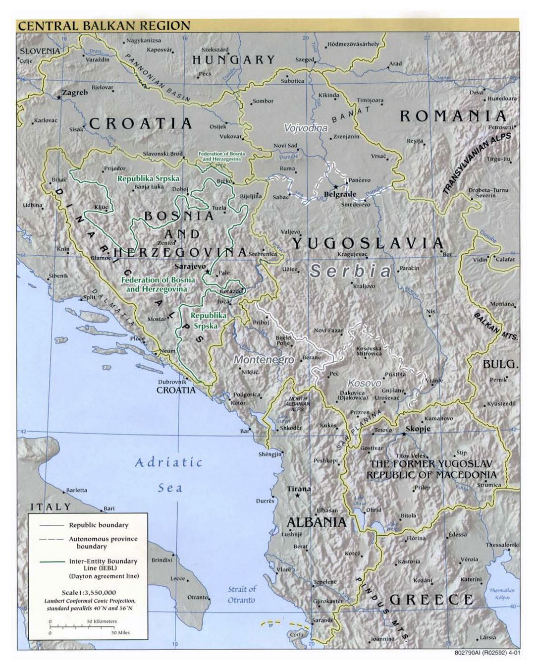 Mapa político grande de la Región Central de los Balcanes con alivio y las principales ciudades - 2001