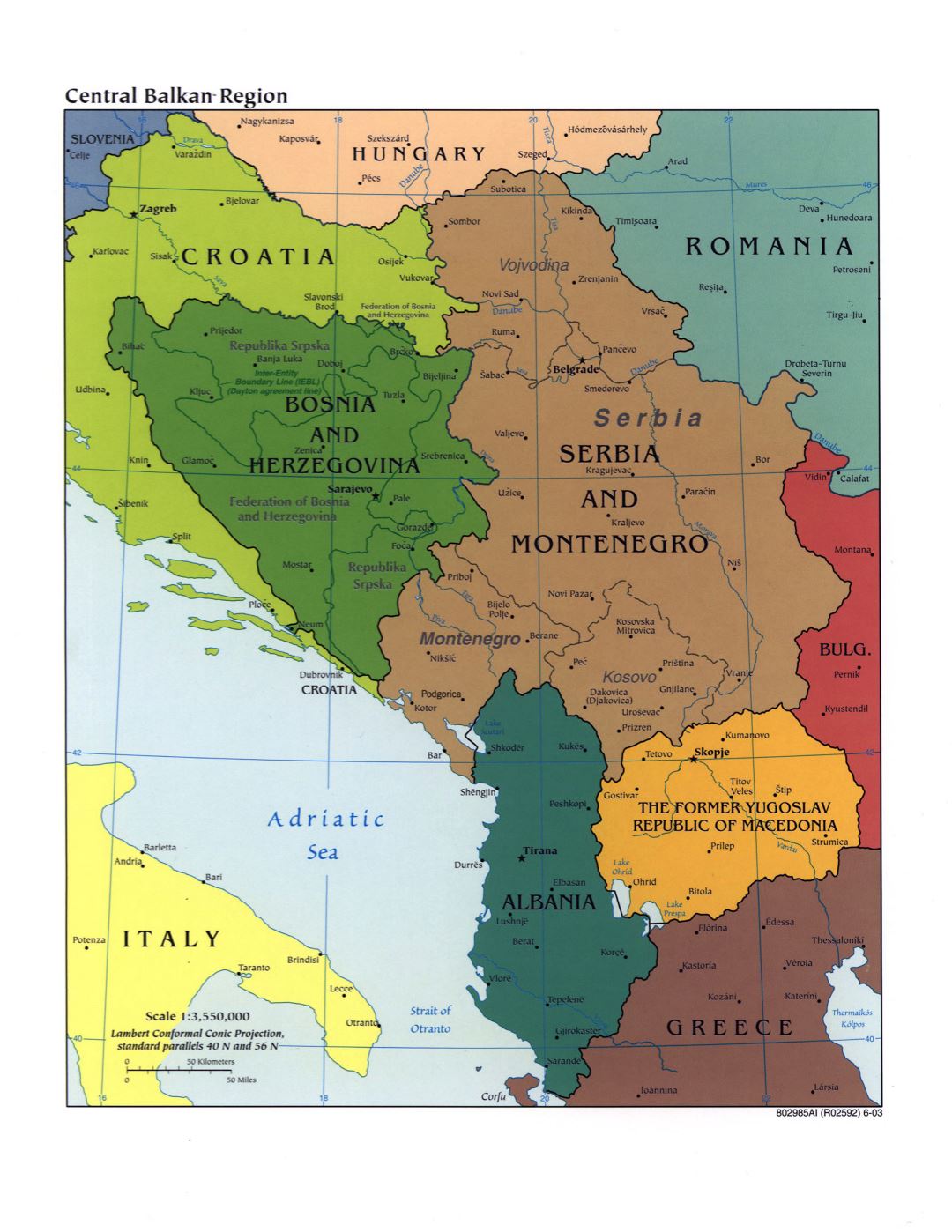 Mapa político grande de la Región Central de los Balcanes con marcas de capitales, grandes ciudades y nombres de los estados - 2003