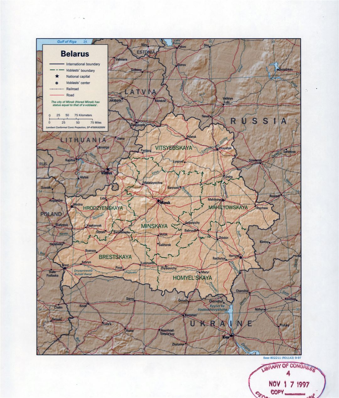 Gran detalle mapa político y administrativo de Bielorrusia con relieve, marcas de grandes ciudades, carreteras y ferrocarriles - 1997