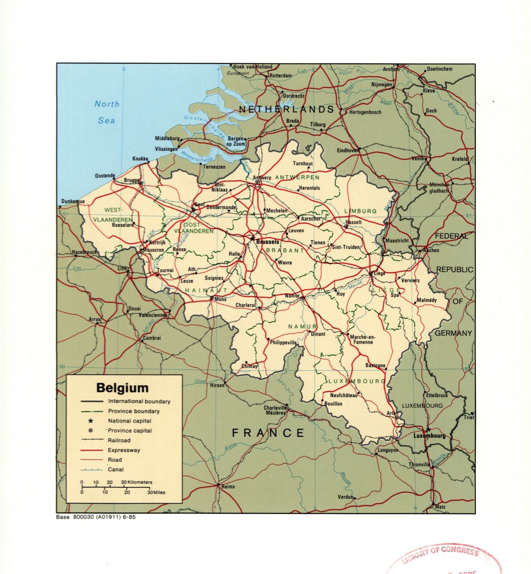 Gran detalle mapa político y administrativo de Bélgica con marcas de ciudades grandes, carreteras, ferrocarriles y canales - 1985