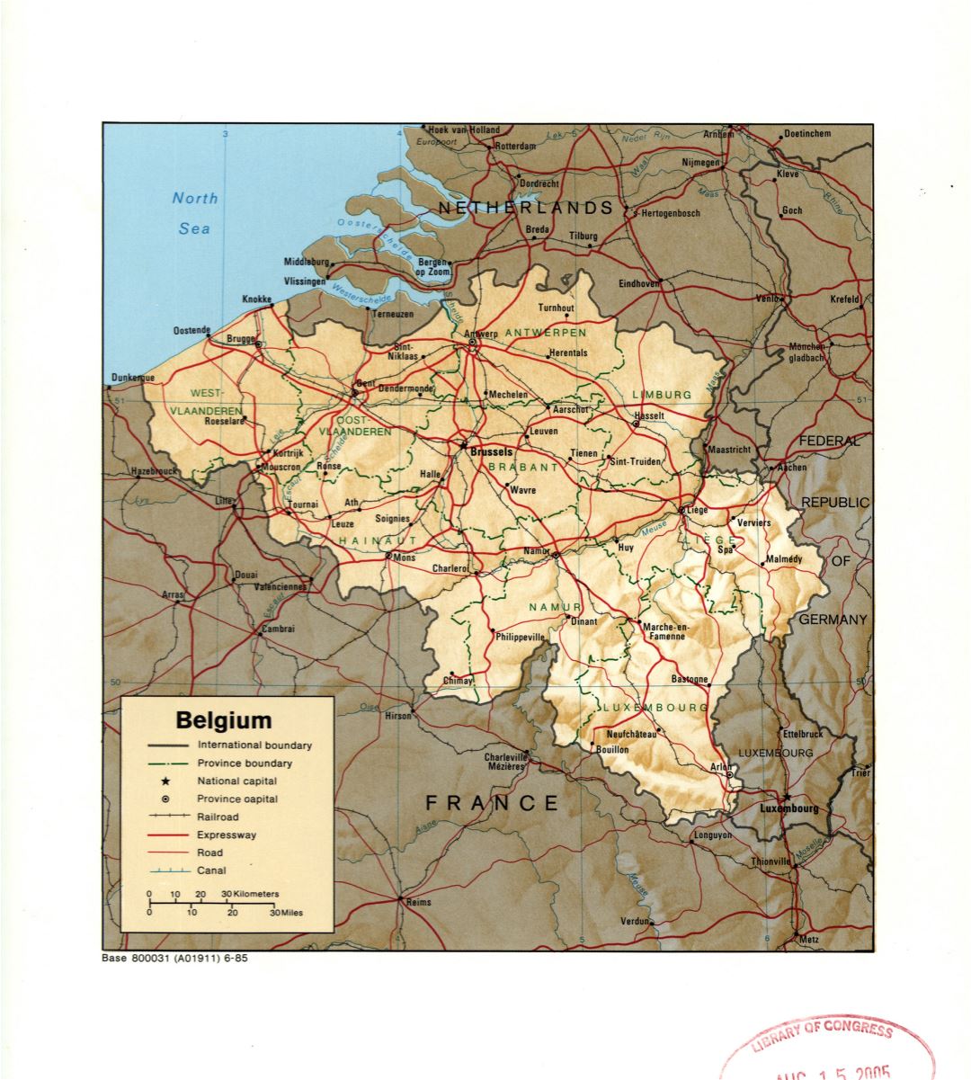 Gran detalle mapa político y administrativo de Bélgica con relieve, marcas de ciudades grandes, carreteras, ferrocarriles y canales - 1985