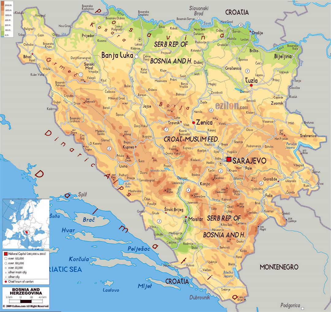 Mapa físico grande de Bosnia y Herzegovina con carreteras, ciudades y aeropuertos