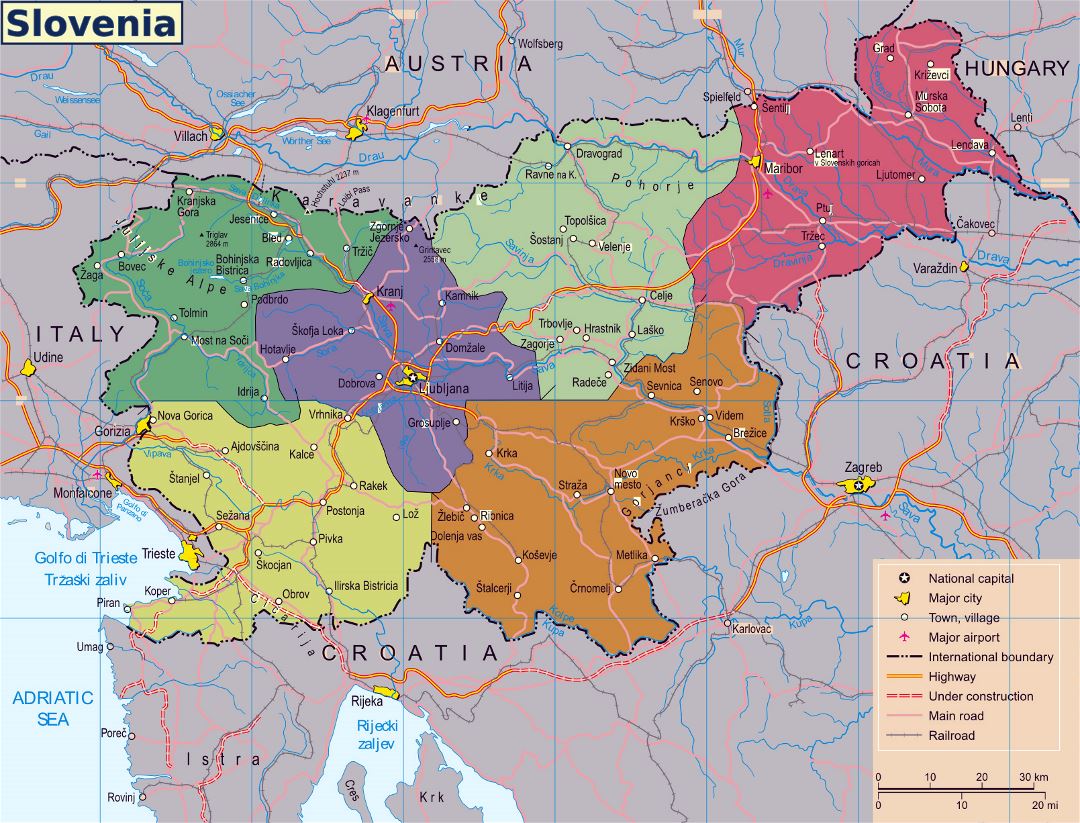 Grande mapa de Eslovenia con regiones, carreteras, ferrocarriles, ciudades principales y aeropuertos