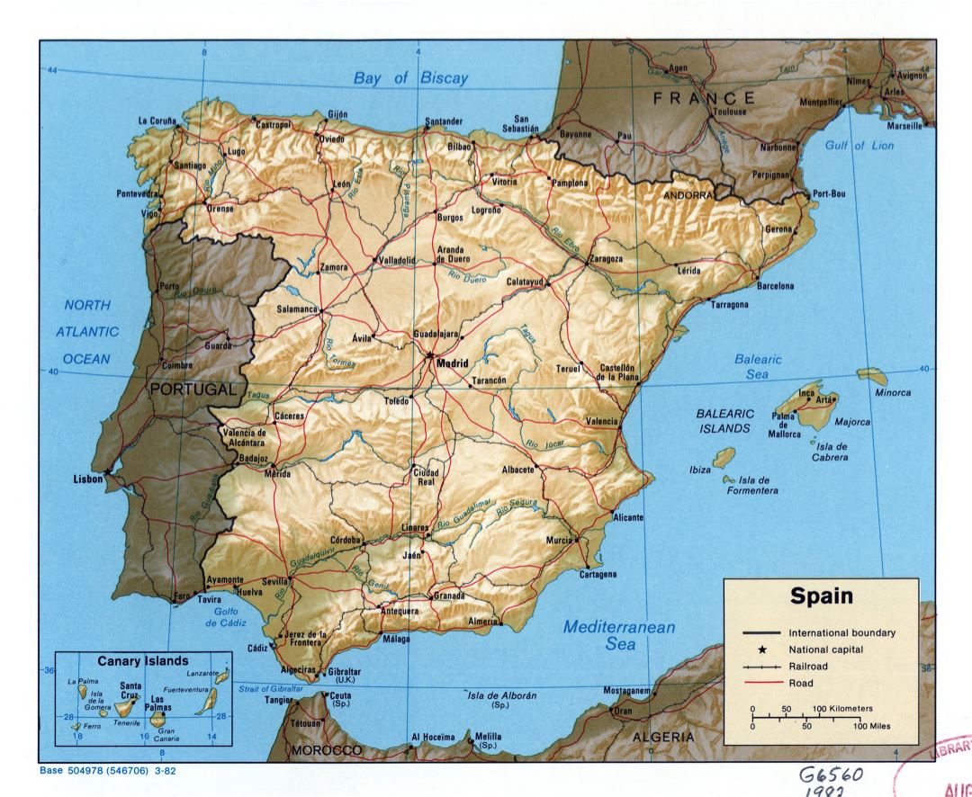 A gran escala mapa político de España con relieve, carreteras, ferrocarriles y ciudades principales - 1982