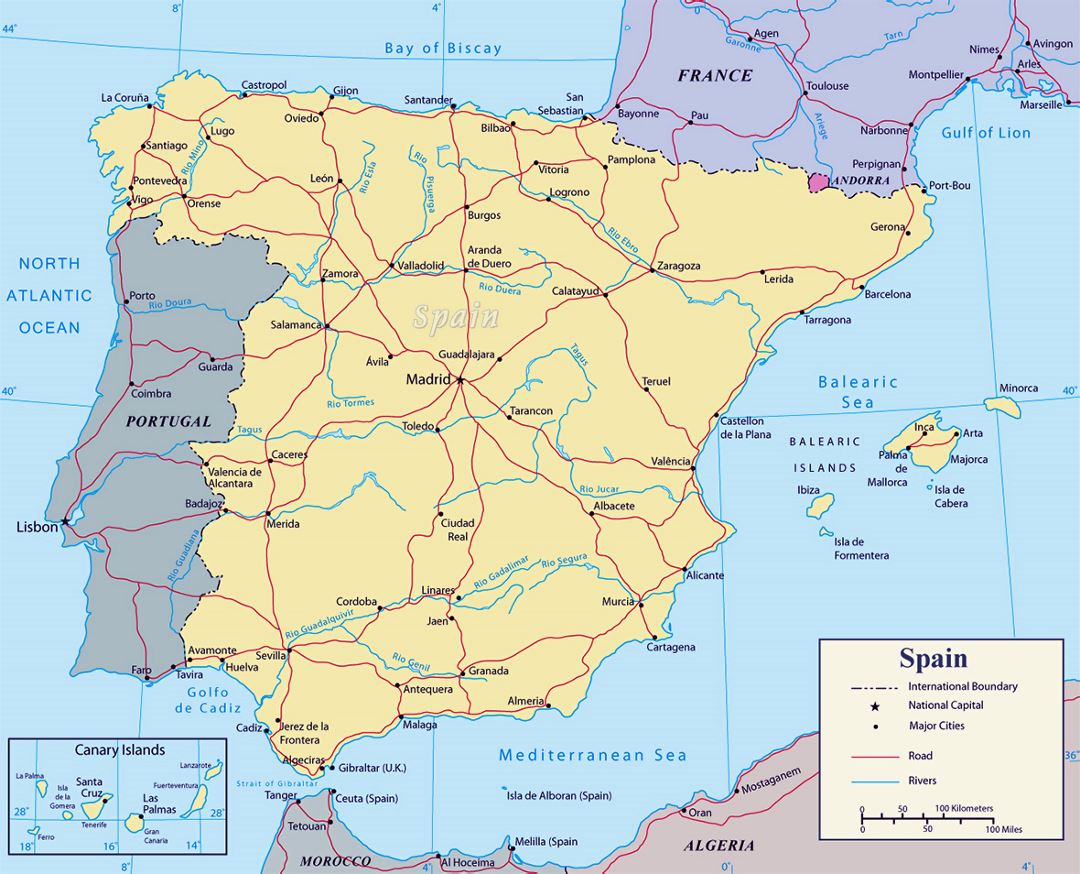 Detallado mapa político de España con carreteras principales y ciudades importantes