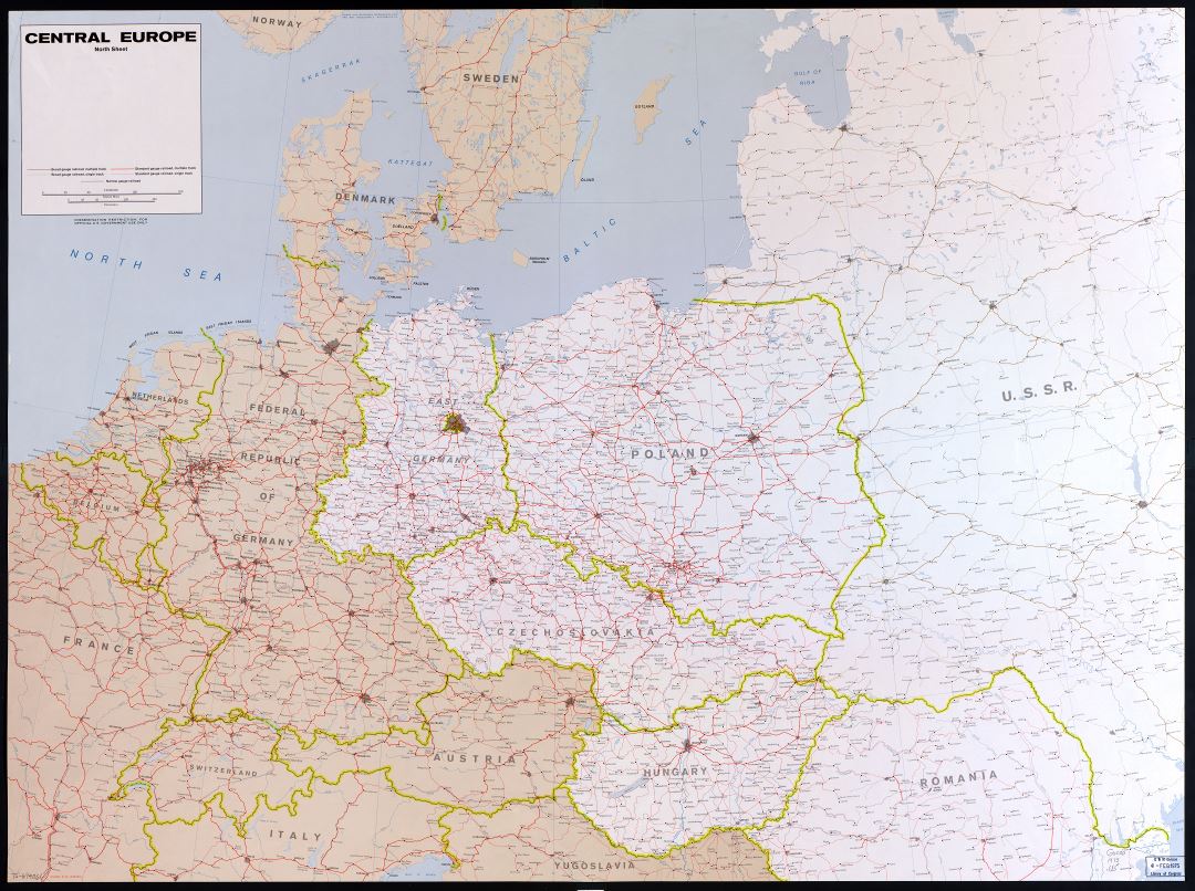 En alta resolución detallado mapa político de Europa Central, con las marcas de capitales, grandes ciudades, ferrocarriles y los nombres de los países - 1973 - parte - 1 (Norte)