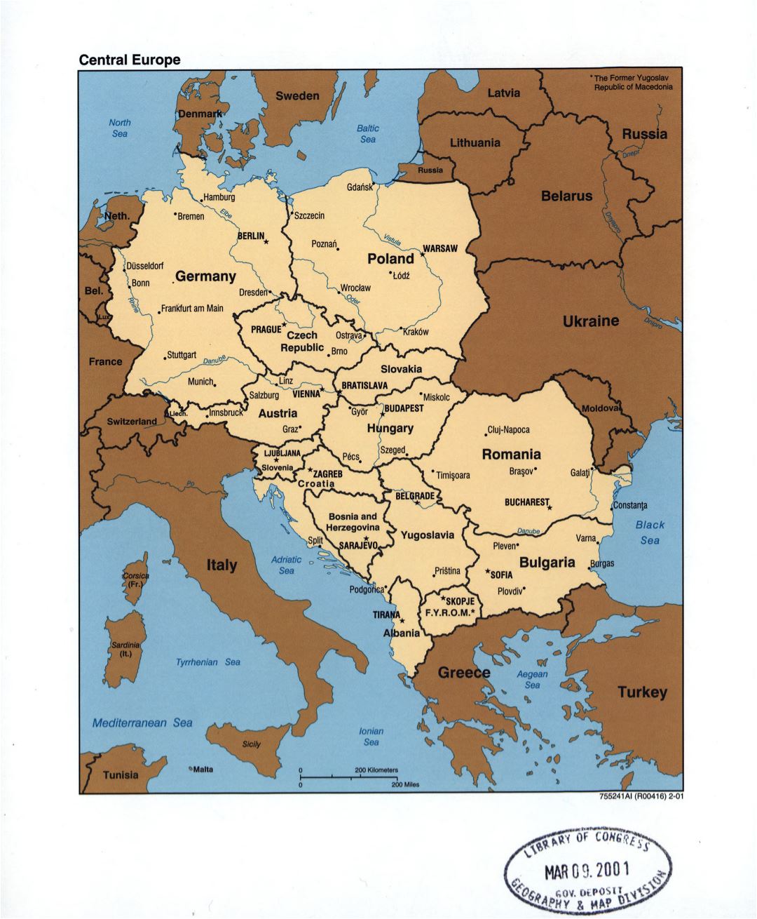 Mapa grande política detallado de Europa Central, con las marcas de capitales, grandes ciudades y los nombres de los países - 2001