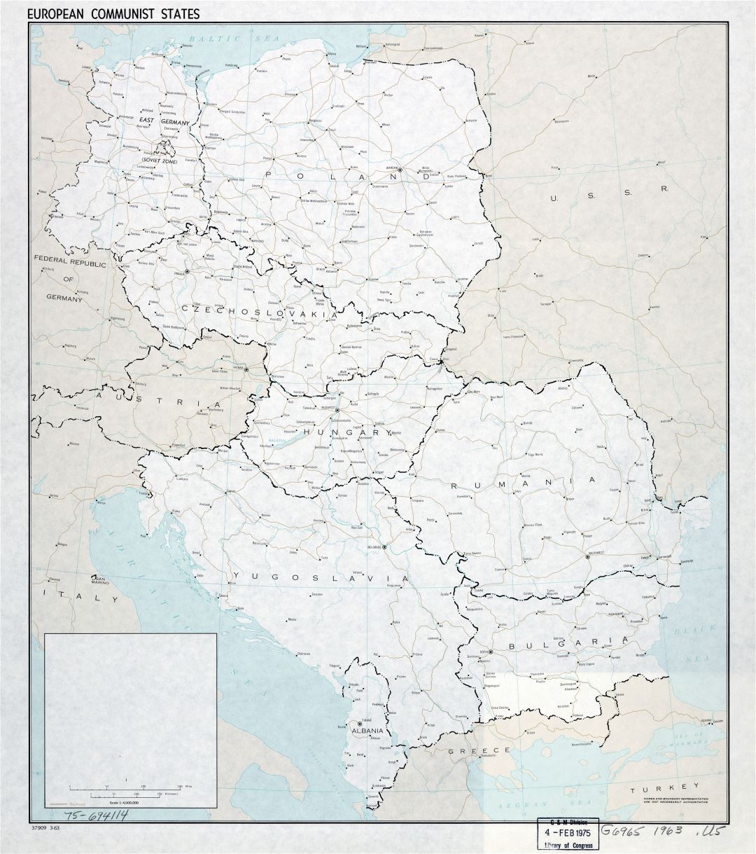 Mapa político a gran escala de los Estados comunistas de Europa con las marcas de capitales, las principales ciudades, ferrocarriles y los nombres de los países - 1963