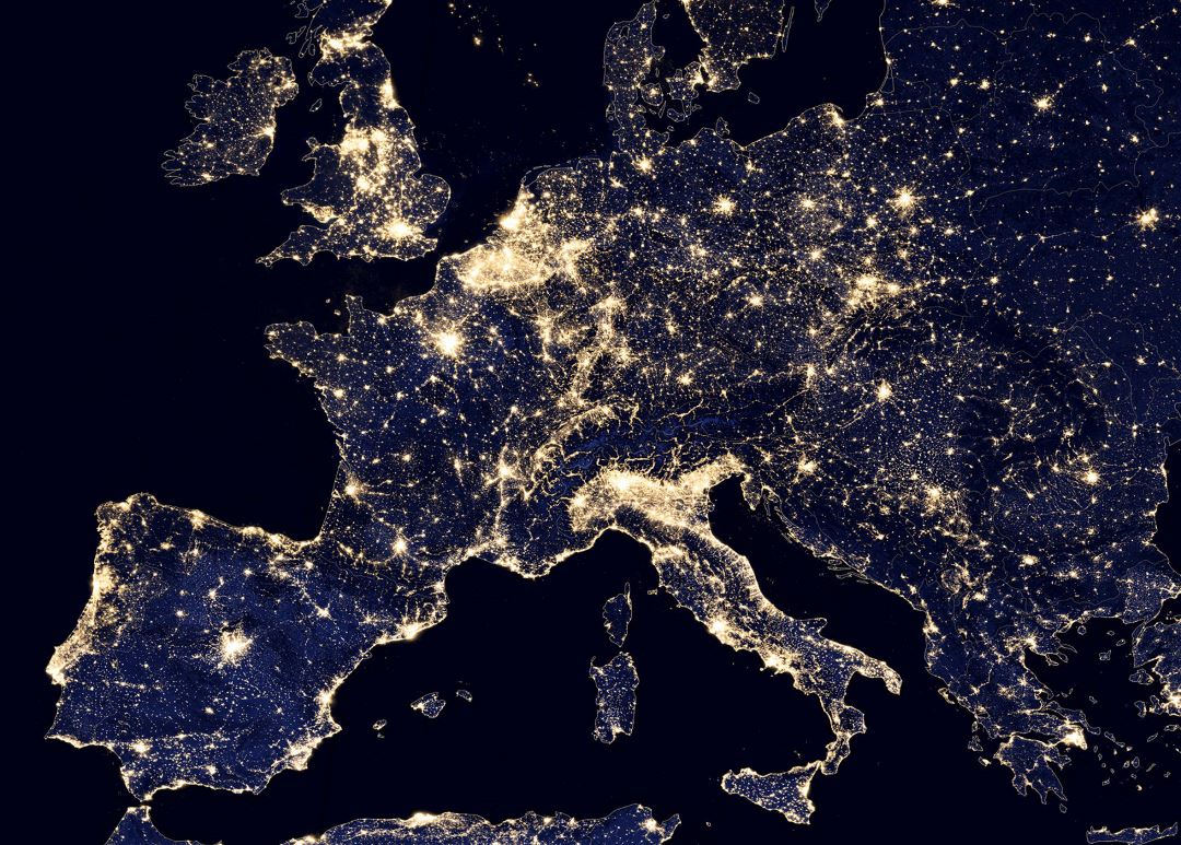 Foto grande de imágenes de satélite de Europa en la noche