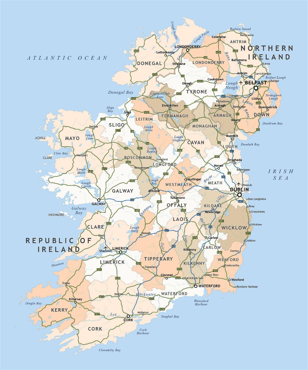Mapa administrativo grande de Irlanda con las carreteras y ciudades principales